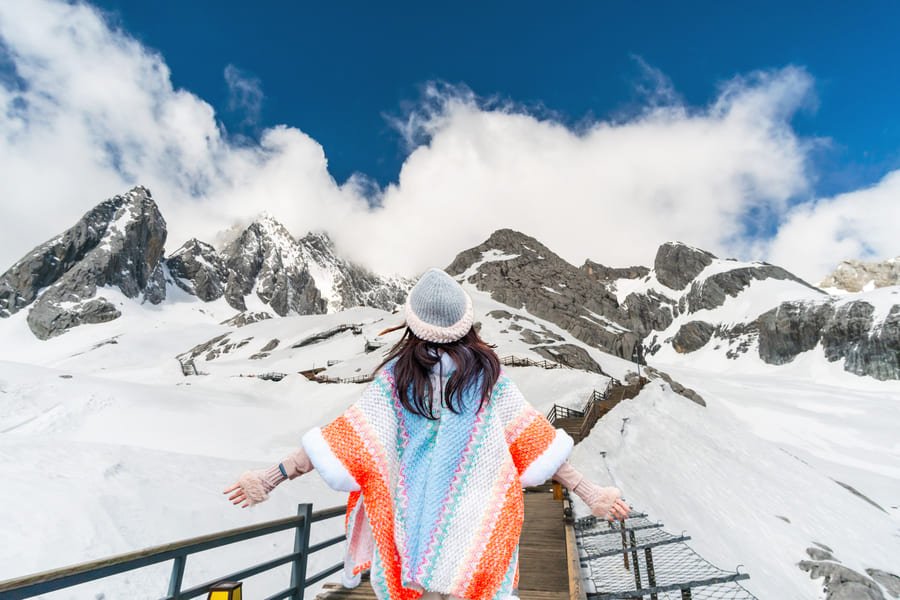 Foto de mujer caminando por paisaje nevado